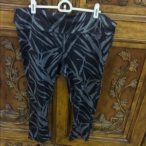 GAP FIT Black Striped GFAST Ladies CROP LEGGING XL Capri Tropical Leaf Pattern